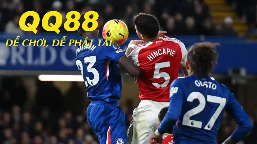 Trọng tài chỉ rút thẻ vàng cho hậu vệ Arsenal trong tình huống này (Ảnh: GOAL)