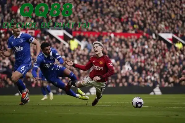 Ngay cả đá phạt trực tiếp cũng được VAR 'nhòm ngó'. (Ảnh: ESPN)