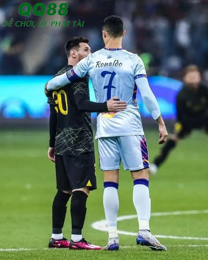 Messi và Ronaldo trong một trận giao hữu giữa PSG và Al-Nassr. (Ảnh: Goal) Messi và Ronaldo trong một trận giao hữu giữa PSG và Al-Nassr. (Ảnh: Goal)