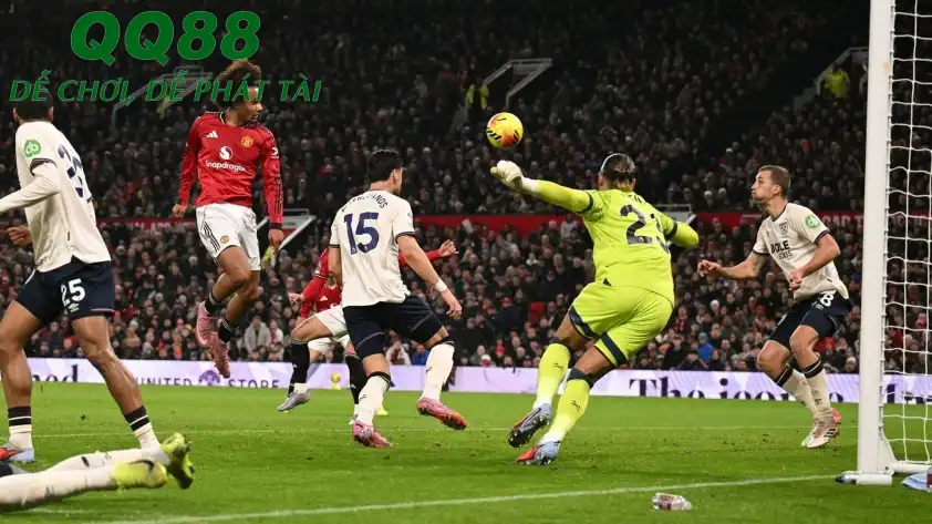 Hàng công MU đang dứt điểm rất tệ - Ảnh: The Mirror Hàng công MU đang dứt điểm rất tệ - Ảnh: The Mirror