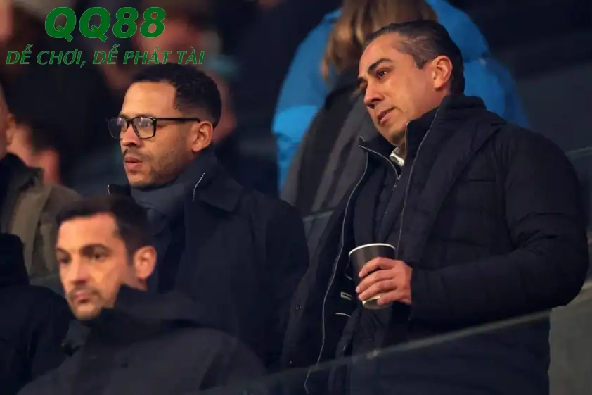 Liam Rosenior đã theo dõi trận đấu cùng với Behdad Eghbali (Ảnh: The Sun).