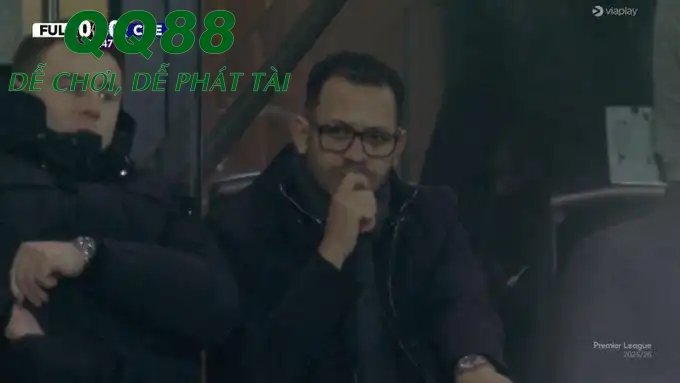 Liam Rosenior tỏ rõ sự không hài lòng khi Cucurella nhận thẻ đỏ (Ảnh: X).